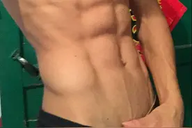 这农村小伙不简单！徒手健身半年，却练出逆天身材图片