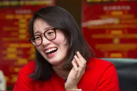 傅园慧今日回杭表情包依旧到位：名利不会改变自己，坚持自我图片