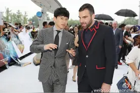 张杰星际迷航3宣传西装革履与外国人热聊，再也不是闰土，高大上图片