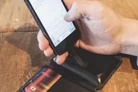 这个钱包自带移动电源，轻松塞进裤兜不是事儿图片