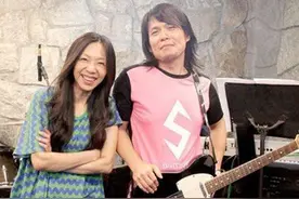 48岁伍佰和妻子陈文佩照片，老婆是经纪人，相恋12年日本结婚图片