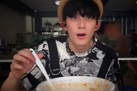 三石哥哥吴磊食量惊人，还能吃出呆萌感觉。图片