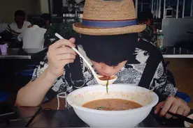 吴磊吃嘎达汤，碗大像脸盆！用盆吃饭是怎样一种体验？图片