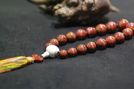 男人应该怎样佩戴手串，才能不出金链子漂起来那种丑图片
