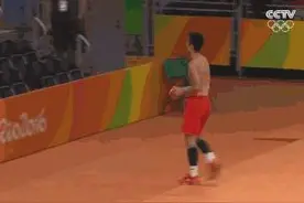 GIF-谌龙夺冠后脱完衣服脱裤子 张继科也这套路！图片
