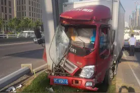 货车失控撞倒路灯杆，天津快速路又堵了图片