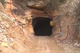 上山路上男子捡回透明石块，经专家勘探决定买山挖宝图片