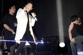BIGBANG十周年演唱会，崔胜贤帅气扭动但感觉画风有点怪图片