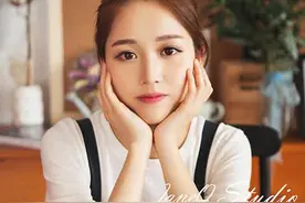 咖啡馆里的那个美丽女孩图片