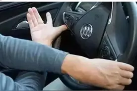 提醒！这样打方向，离车毁人亡不远了图片