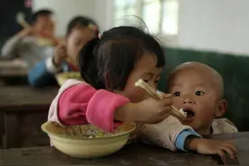 贫困山区小孩的免费午餐  即使只是多了个鸡蛋也很满足图片
