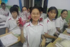 有爱：高中班主任组织家长为学生发水果蛋糕图片