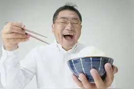 中国人餐桌上不能做的八件事，第一个小时候做了就挨打！图片