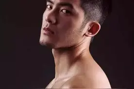 胡渣帅气肌肉男，胸肌腹肌全都有！多少女生的天菜图片