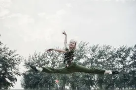舞蹈系女生军训就是不一样！差别简直了！颜值高身材好就是这么棒图片