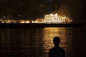 隔岸观火图片