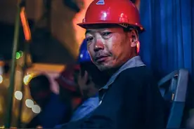 城市“美容师”的欢乐，我与民工大叔一同下班在路上图片