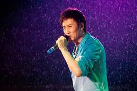 49岁江涛与初恋结婚，风雨同舟26年，如今儿子帅气像父亲图片