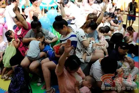 西安55位妈妈玩“哺乳快闪” 倡导母乳喂养图片
