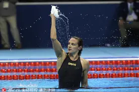 女子400米混合泳决赛 匈牙利选手霍思祖破世界纪录夺冠图片