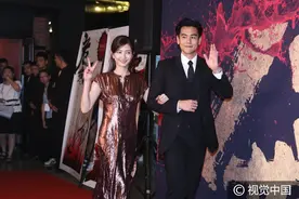 成双成对！江疏影挎彭于晏刘青云楼袁泉 洪金宝携妻开心挥手图片