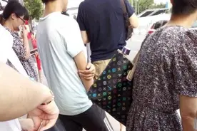 公交上遭遇咸猪手姑娘没声张 色狼大胆跟下车尾随图片