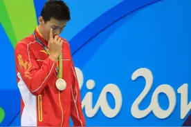 大将！孙杨颁奖大度微笑 迟暮！叶诗文未能进决赛图片
