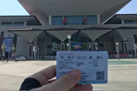 这是一条通往华师的道路图片
