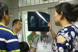 可怕！济南一泳池突然毒气泄漏24人紧急送医！遇毒气一定这样做！图片