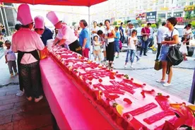 6米长巨型蛋糕亮相平凉图片