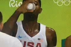 尴尬!乔治举空杯无人理 你以为在NBA?图片