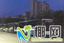 三亚17路公交车占道停放 凌晨噪音不断图片