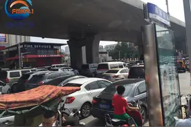 郑州陇海路布厂街附近200平米塌陷，市政正围挡抢修，请绕行图片