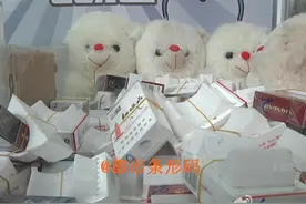 抓娃娃机变抓烟  住户一天输掉数百元图片