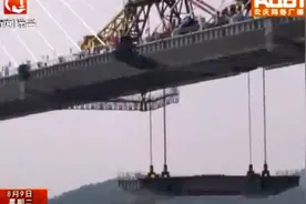 望东长江大桥最后一节主梁成功吊装 8月10日正式合龙图片