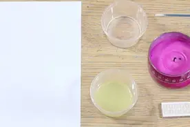 用棉签沾上水后在纸上乱画，经过烘烤后居然出现了文字图片