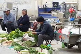 每个月给婆婆2000块买菜，是不是太少了？图片