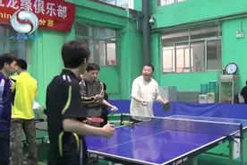 你对高吊弧圈球是不是一直很苦恼，老师教你正反手怎么接高吊弧圈视频封面