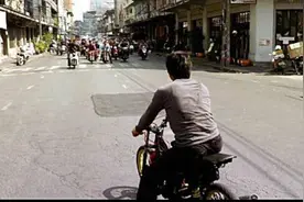 这段惹了黑帮，被一群人摩托车追赶的画面，真是精彩！图片