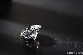 男友给我定制了一枚钻石戒指，拿到戒指后我气急败坏扔他脸上了图片