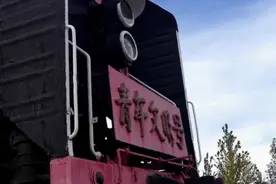 拍客：带你走进老式退休蒸汽火车头内部，满满的沧桑感图片