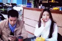 男子出来吃饭光顾着玩手机，女友气的拿胶带把手机贴在脑门上图片