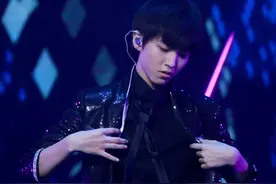 TFBOYS-王俊凯黑衣热舞，贴面，脱衣图片