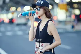 街拍：张俪身穿黑色连衣裙现身机场，美翻了！图片