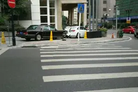 劳斯莱斯银刺亮相重庆街头 看到车牌号更让人羡慕图片