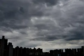 重庆天空上演黑云压顶超现实大片图片
