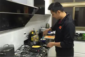 江苏肯帝亚主帅胡雪峰里约秀厨艺，不会做饭的球员不是好教练图片