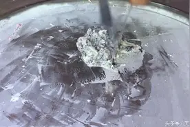 泰国街头小贩制作冰淇淋卷，暗黑指数惊人，忍不住要去见证图片