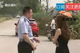 女司机光脚开车惹事故视频封面
