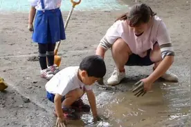 日本幼儿园老师带孩子玩泥巴，这才是教育！图片
